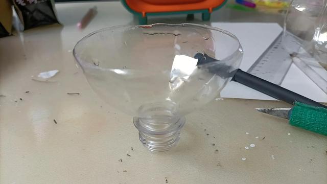 儿童手工荷花灯，如何手工制作荷花灯（矿泉水瓶子做莲花灯）