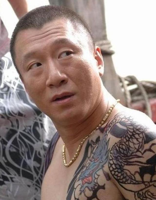 男人戴耳钉有什么含义，男的戴耳钉是什么意思（45岁男人要避开的3种首饰）