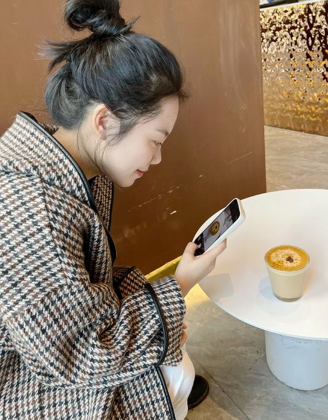 千鸟格裤子搭配什么色尼大衣，千鸟格裤子穿搭（千鸟格大衣高级穿搭）