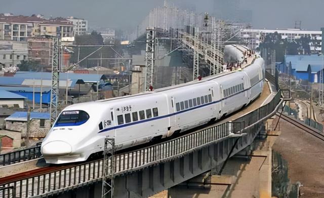 生活中有哪些海市蜃楼现象，生活中有哪些海市蜃楼现象及原因（空中一列火车飞驰而过）