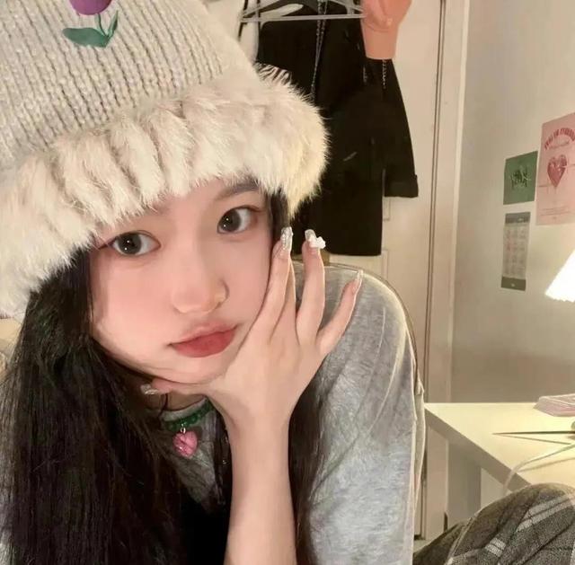 漂亮小姐姐图片，高清漂亮小姐姐的真人头像 俞人间-  ‘玫瑰可以在荒野盛开 深海也可以有星光.’微信（小裙子都觉得怀才不遇）