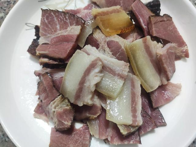 腊肉炒土豆的做法，腊肉炒土豆的家常做法（冬季家中常备的腊肉土豆成绝配）