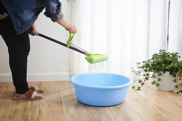 用啥拖地又干净又亮，水中加什么拖地最干净（几样东西混起来）
