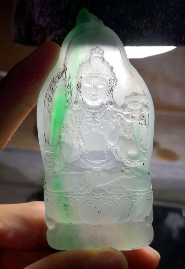 虚空藏菩萨玉吊坠，佩戴虚空藏菩萨吊坠有什么讲究吗（玻璃种翡翠的表现力让人一眼就沉沦其中）