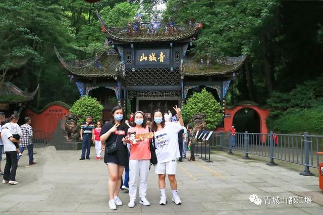 成都市青城山都江堰旅游景区，这个五一青城山-都江堰景区超火爆