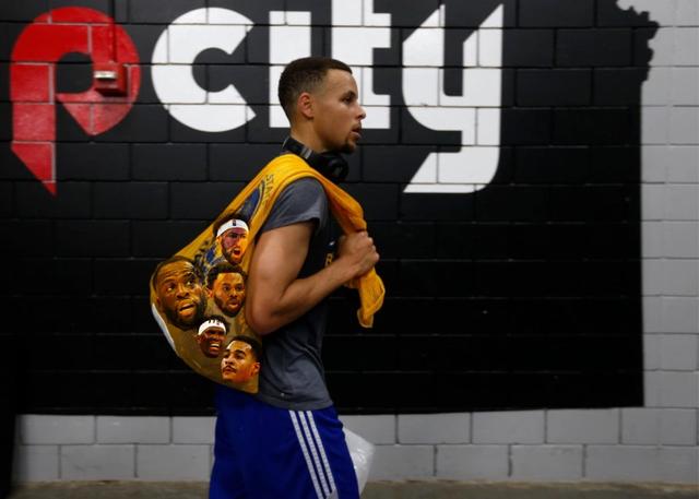 教你如何提高投篮命中率，教你如何提高投篮命中率教学视频（防守库里的秘诀找到了）