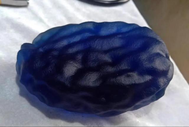 墨绿玻璃陨石特征,墨绿陨石都有哪些特征(罕见蓝色玻璃陨石)