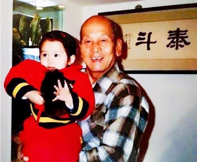 关晓彤演的电视剧大全，关晓彤演过的电视剧（“背景成谜”关晓彤）