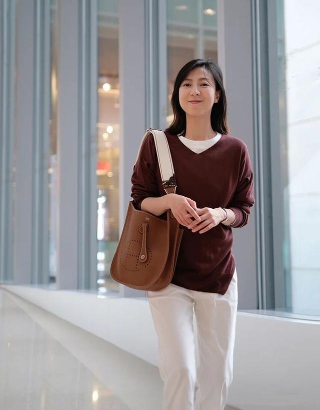 秋天女生穿什么衣服合适呢，秋天女人穿啥衣服合适（衣服“在精不在多”）