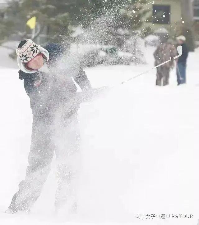 高雅运动高尔夫，谁说下雪天不能打