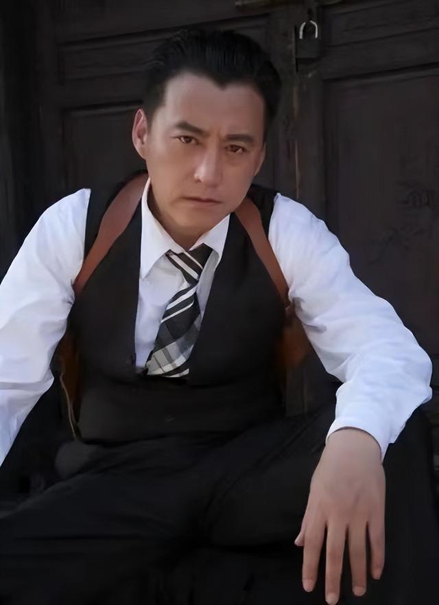 演员刘小锋：娶小16岁娇妻，婚后胖若两人，今51岁胖到观众认不出
