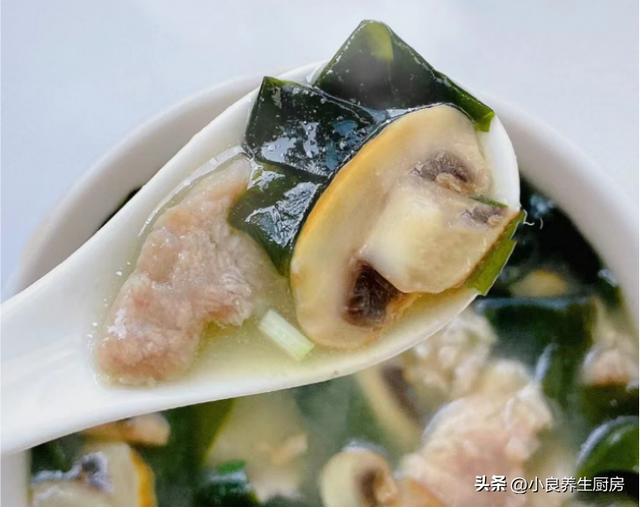 平菇肉片汤的做法，肉片汤的做法（常给家人喝这汤）