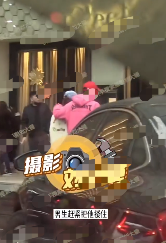 32岁张佳宁被曝新恋情，和男方牵手回家当街搂抱，疑与叶祖新分手