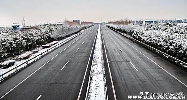 结冰路面行驶的车速为多少，雨雪天车速不能超过多少（高速路结冰怎么开车）