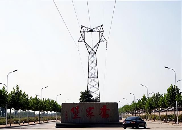 乔家大院在哪，乔家大院在哪里拍摄的（被摘牌后的乔家大院）