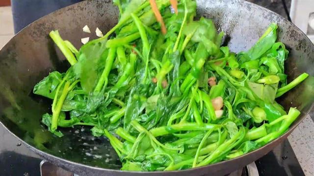 女人吃猪肝有什么好处，猪肝一周吃几次补血（多吃“4红3黑2绿”）