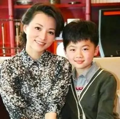 曾经的央视一姐董卿，坎坷情路，如今消瘦