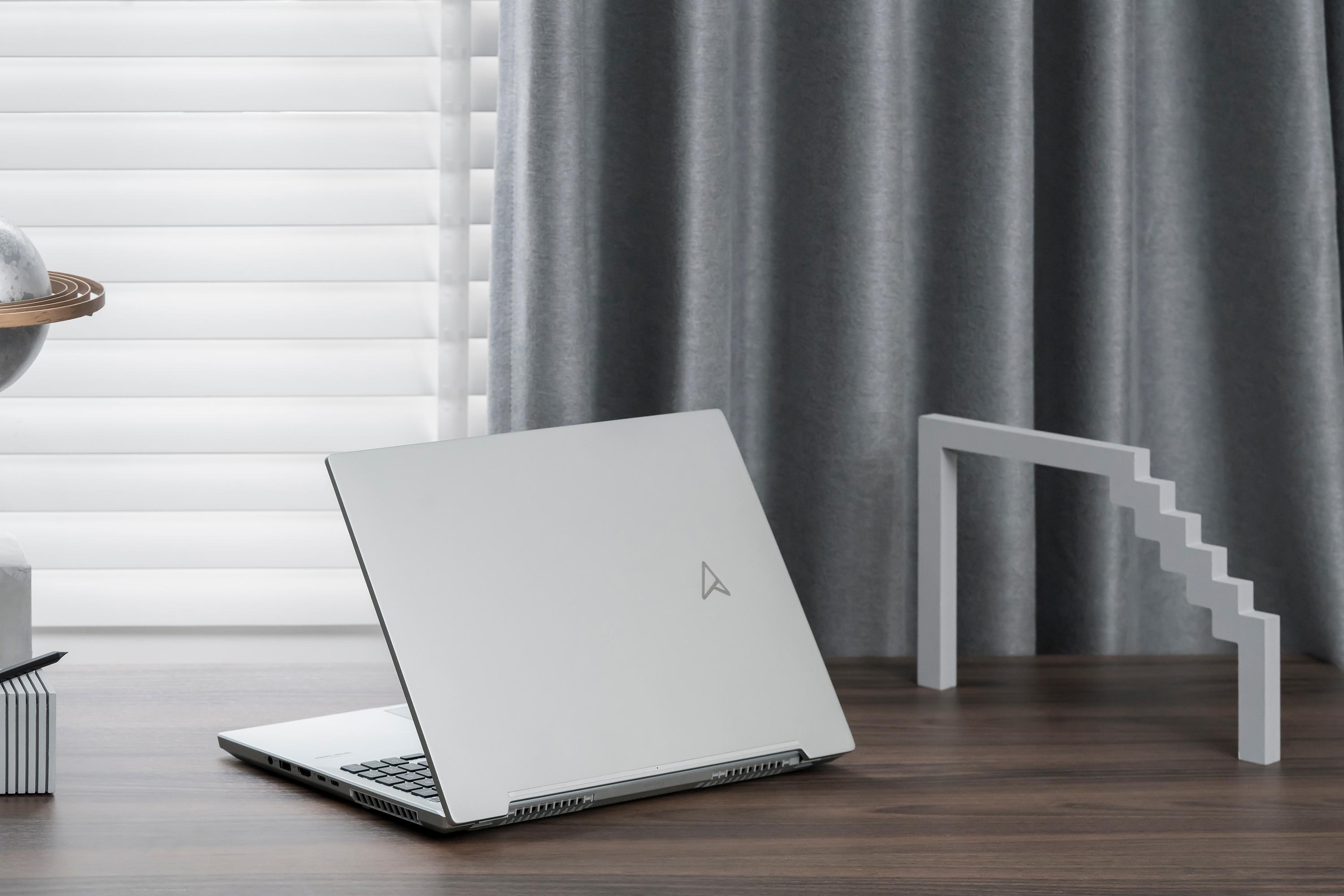 时尚的金属机身,质感不错