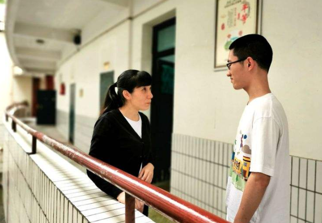 一老师跟家长借320万，理由让人无法拒绝，网友竟说是家长的错