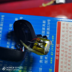 蓝牙耳机充不进去电怎么办，蓝牙耳机充电仓充不进去电怎么办（QCY蓝牙耳机长时间不用充电没反应）