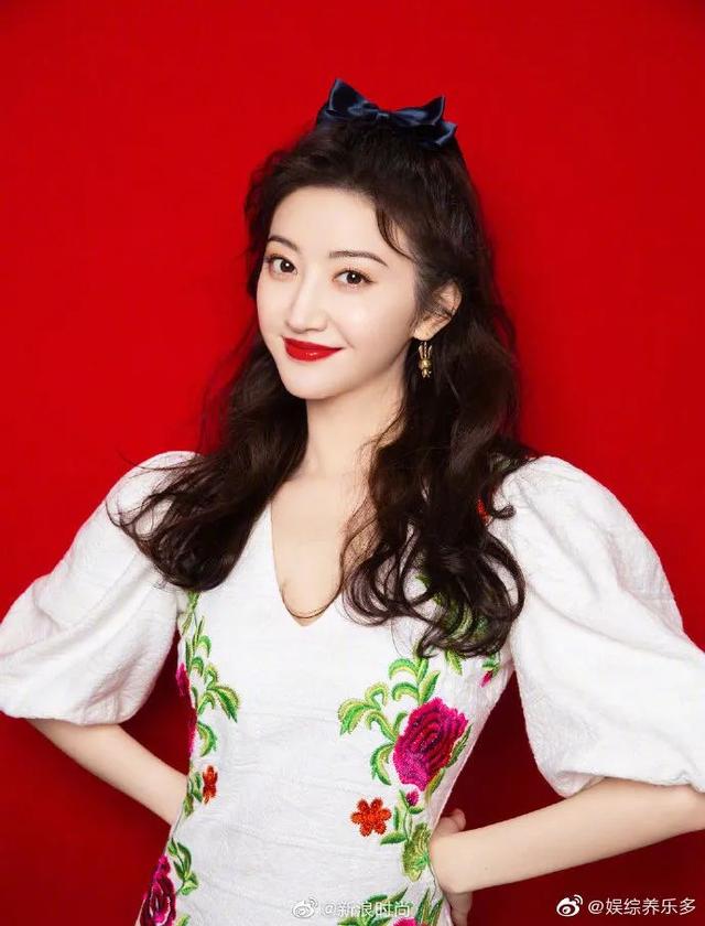 丸子头怎么扎出蓬松感，网红丸子头怎么扎出蓬松感（最适合圆脸的3款扎发）