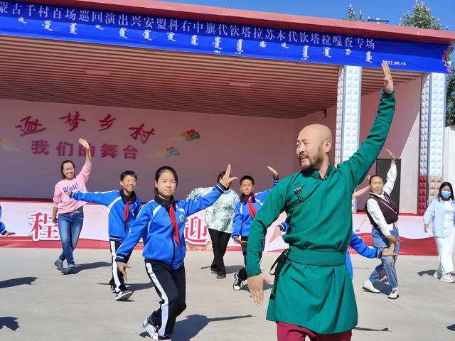 蒙古男歌手呼斯楞，呼斯楞歌词里有自由飞翔（呼斯楞、李德戈景…12位文艺专才上任“文化村长”）