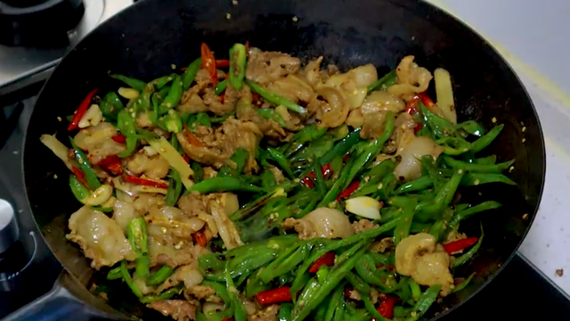 新鲜肉怎么炒好吃，炒菜的肉怎么炒好吃（生爆五花肉的家常做法）