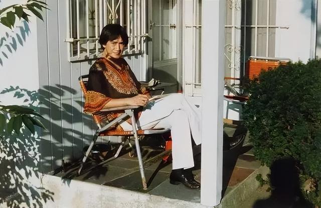 木心的诗《借我》，从前的那个我 木心（一个在黑暗中大雪纷飞的人）