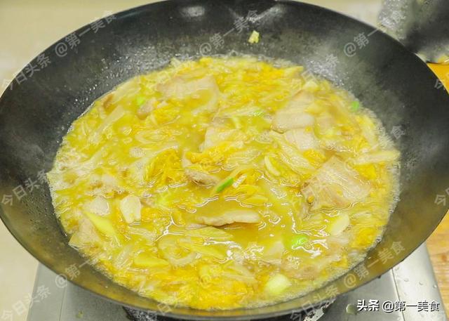 腌酸菜的做法，腌酸菜的做法大全视频（放料越多越难吃）