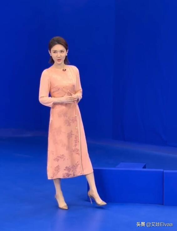 主持人龙洋私人照片，主持人龙洋老公简历（穿连衣裙坐台阶不拘小节）