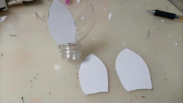 儿童手工荷花灯，如何手工制作荷花灯（矿泉水瓶子做莲花灯）