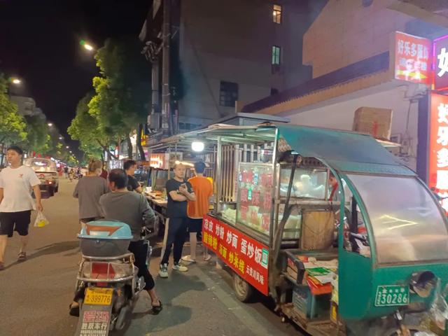 浙江金华有哪些地方有夜市，金华市区夜市有几个（金华金义新区孝顺镇朝晖路上的夜市）