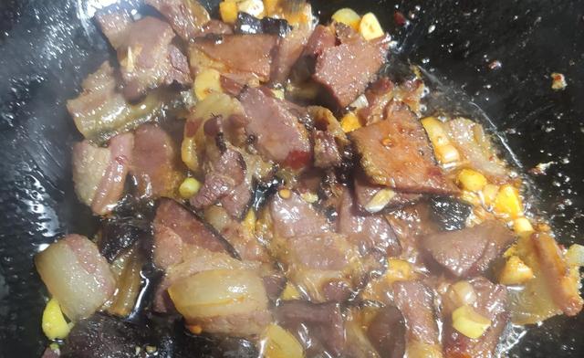 腊肉炒土豆的做法，腊肉炒土豆的家常做法（冬季家中常备的腊肉土豆成绝配）