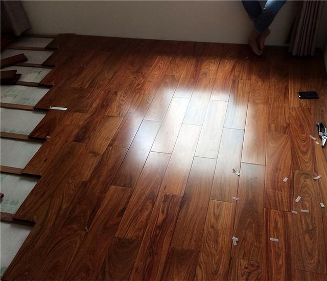 室内地板砖装修图片，室内地板砖效果图（客厅铺地砖+房间铺地板是最佳搭配）