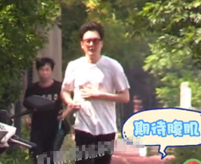 冯绍峰多少岁，冯绍峰比赵丽颖大几岁啊（43岁冯绍峰街头跑步无人识）