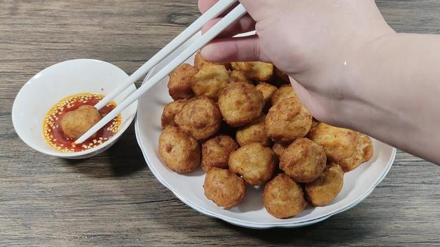 怎么自己做鱼丸，怎么自己做鱼丸吃（切记不要放面粉和淀粉）
