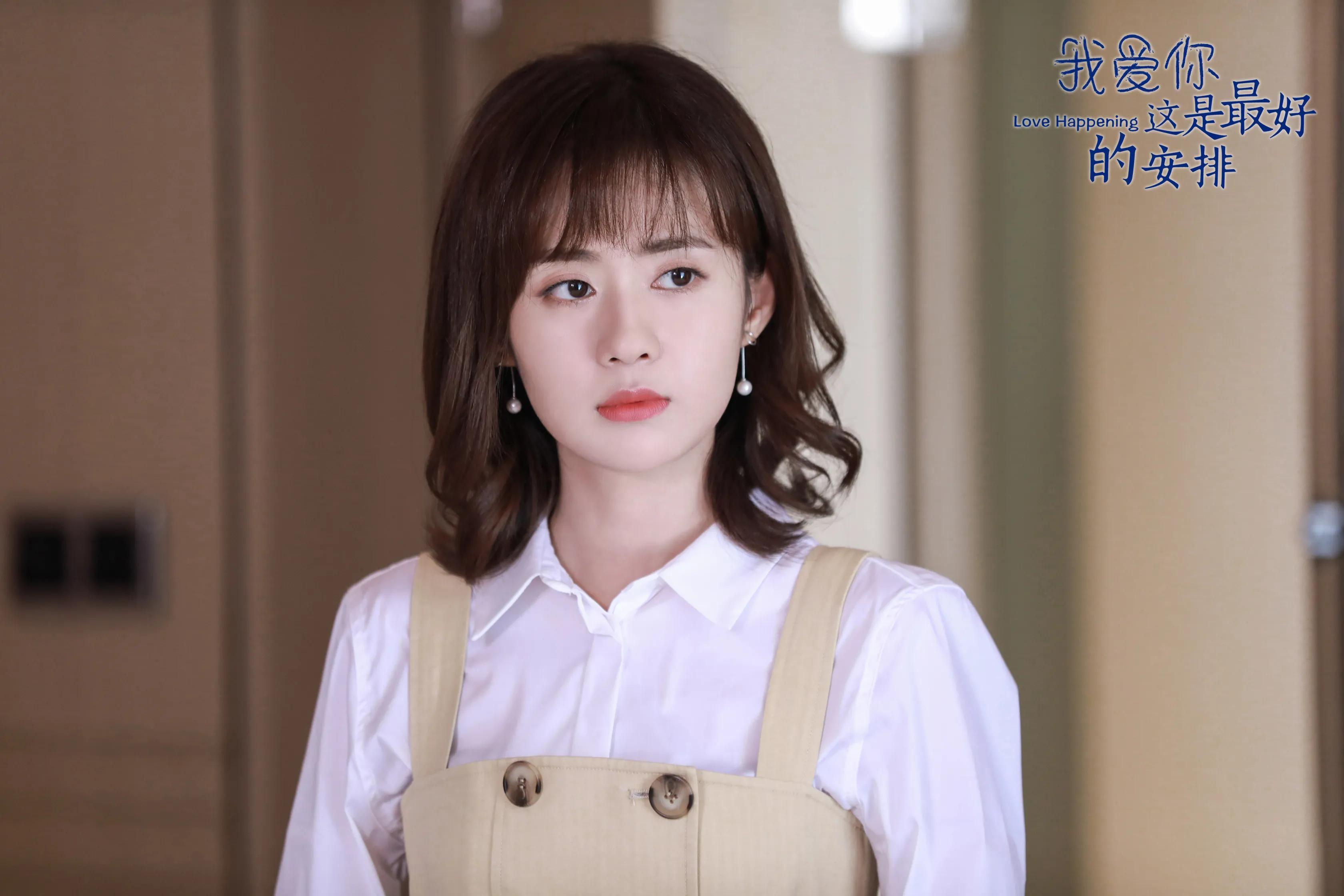 活泼可爱且极其有主见的李贝27岁主演青春爱情悬疑剧《皮囊之下》,她