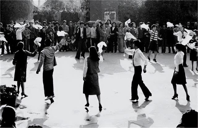 欢快的歌曲有哪些，比较欢快的歌曲有哪些（一起重温这几首难忘的青年歌曲）