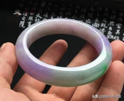 翡翠颜色等级和图片，翡翠的辨别和等级的划分（翡翠中常见的十种颜色）