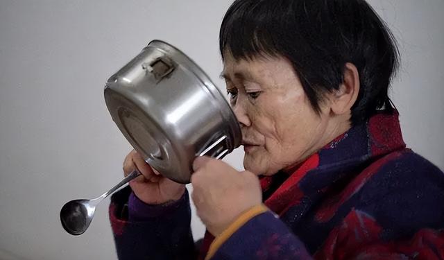 两岁小悦悦事件过程，那个被车撞倒、18人路过无视的两岁女童小悦悦