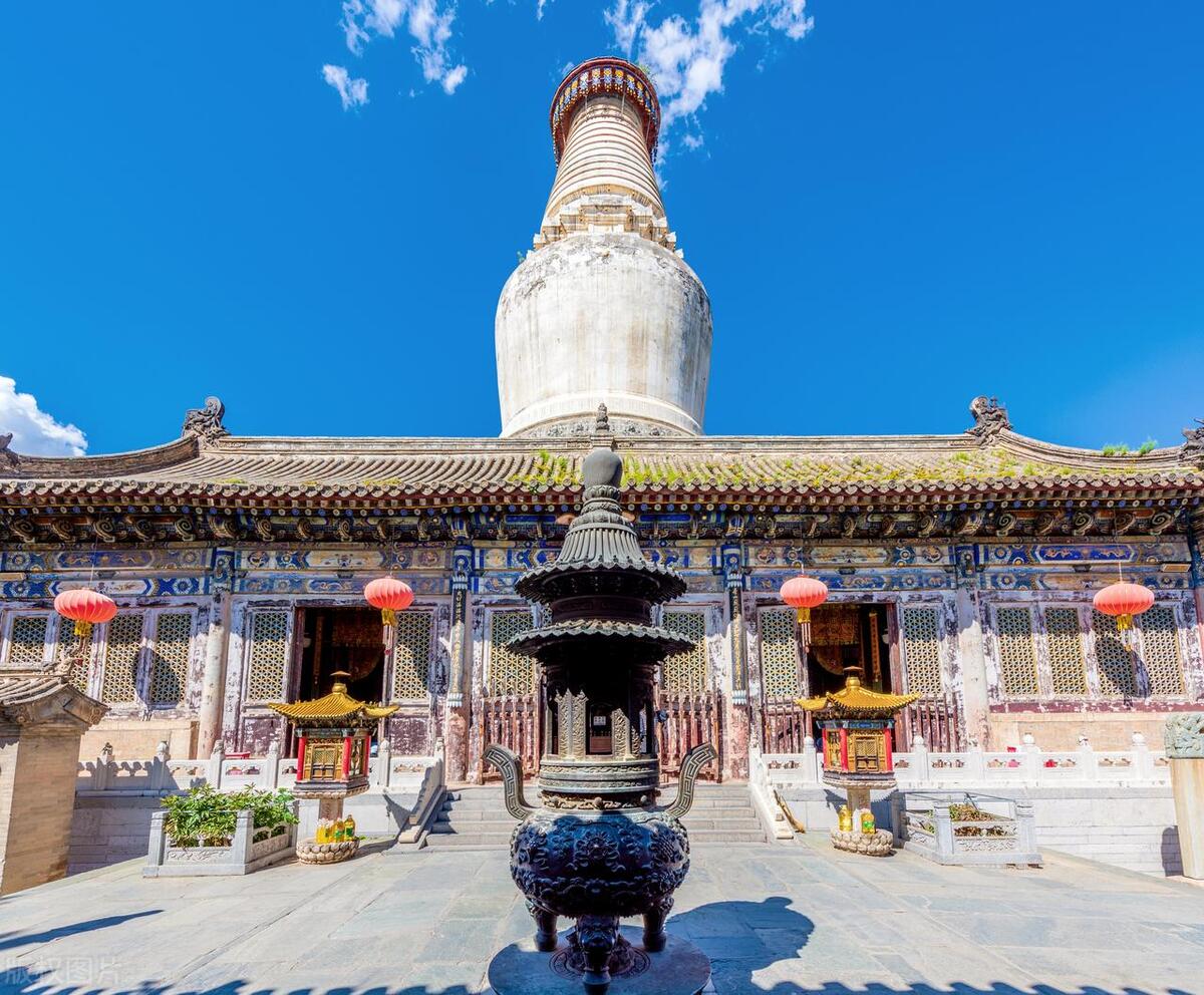 塔院寺位于显通寺南南侧,是五台山著名的五大禅宗之一,以五台山标志的