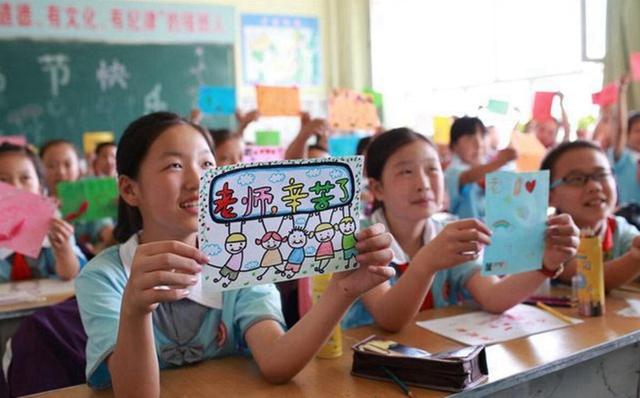 教师节幼儿园小朋友送老师什么礼物，幼儿园教师节送老师什么礼物合适（教师节给老师送这几种礼物）