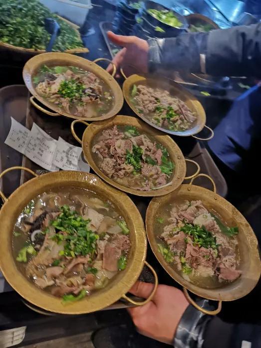 为什么叫跷脚牛肉，跷脚牛肉的来历（堵塞嘉陵江的川菜美食）