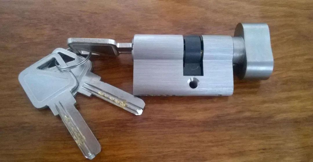 圆把手门锁怎么拆图解 圆把手门锁怎么换锁芯，圆把手门锁怎么拆图解（锁芯坏了门打不开）