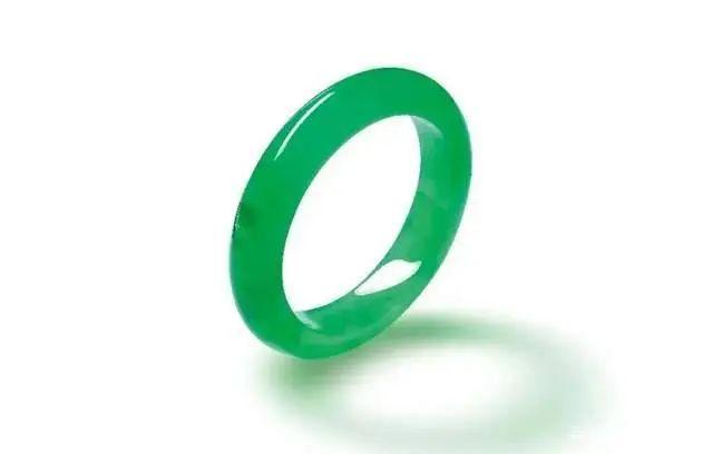 翡翠种水等级划分价格，翡翠等级划分及价格（1万和1000万的翡翠手镯）