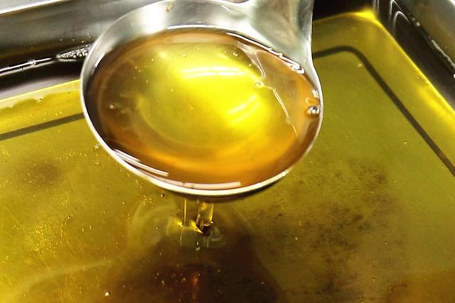 猪油有异味怎么去除，猪油有骚味怎么处理（猪油白净香浓没腥味）