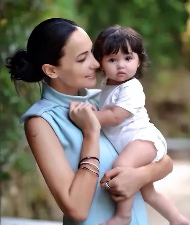 吴彦祖一家三口走红毯！9岁混血女儿染红发，爸爸透露已打了耳洞
