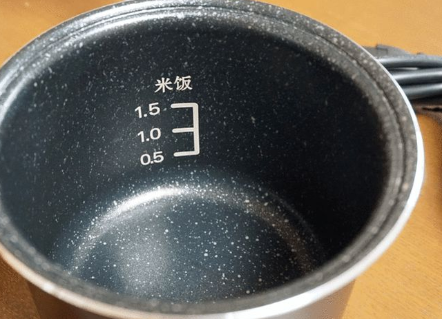 不粘锅涂层脱落还能用吗，不粘锅涂层掉了使用对人体有影响吗（电饭煲内胆涂层脱落还能用吗）