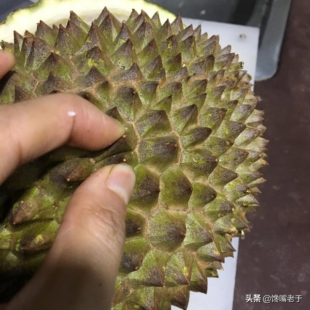 怎么挑选剥开的榴莲肉，榴莲剥出来是什么样子的肉（买榴莲：别只会挑大的）