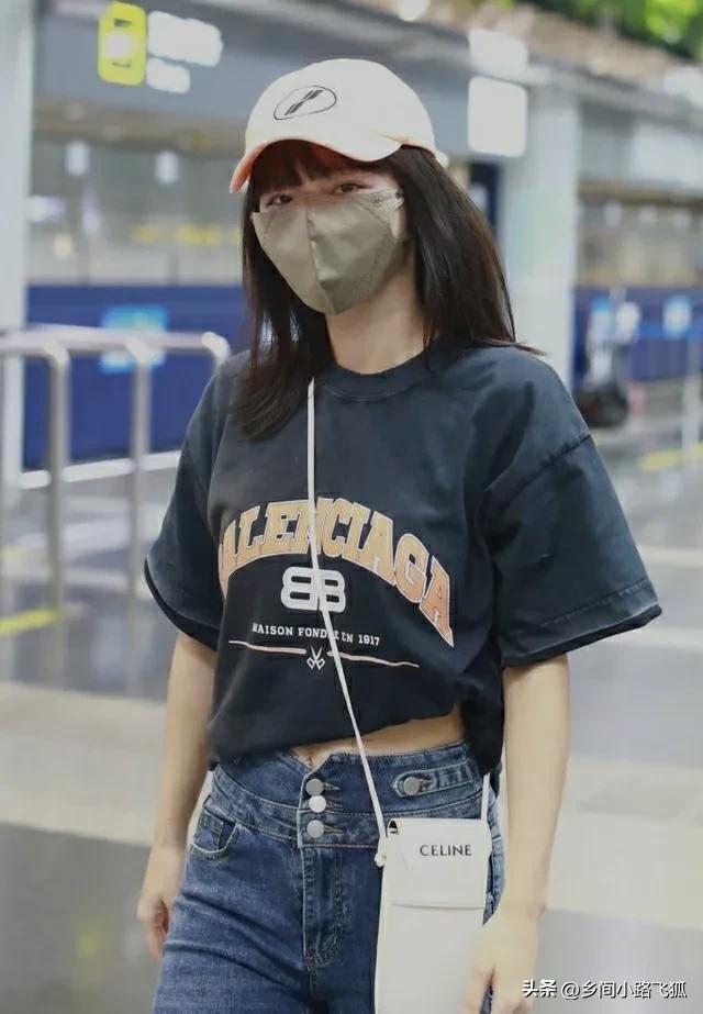 灰色t恤配什么颜色裤子好，灰色t恤配什么裤子好看（张嘉倪灰色T恤搭配牛仔裤现身）